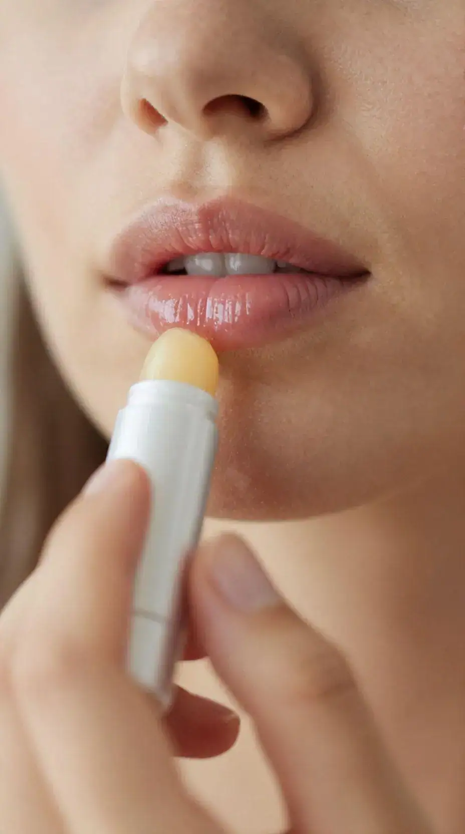 Você nunca mais vai borrar o batom sem lápis — descubra o truque!
