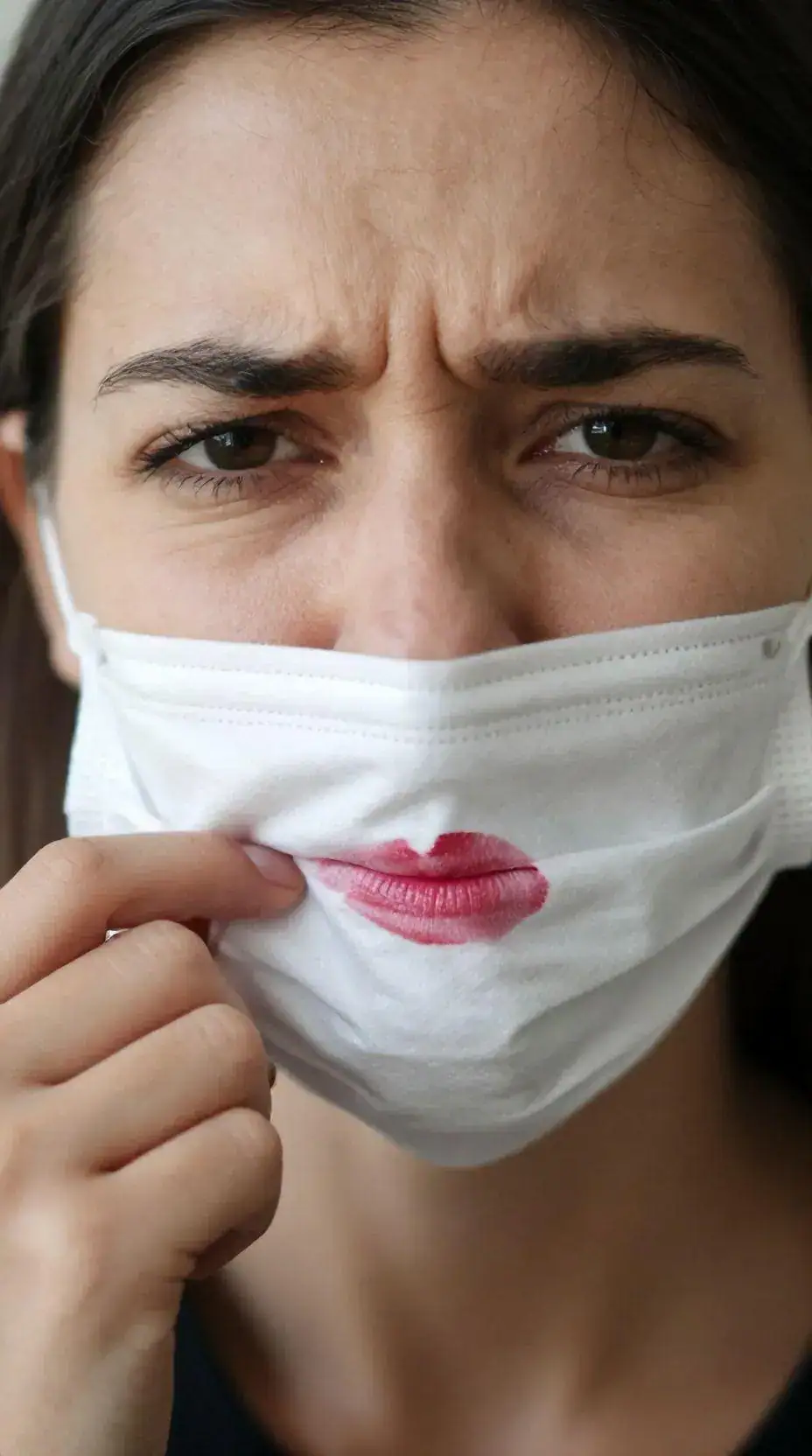 Incrível: como evitar que o batom manche sua máscara!