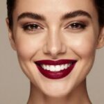 Batom cereja como tendência: descubra por que está dominando as maquiagens