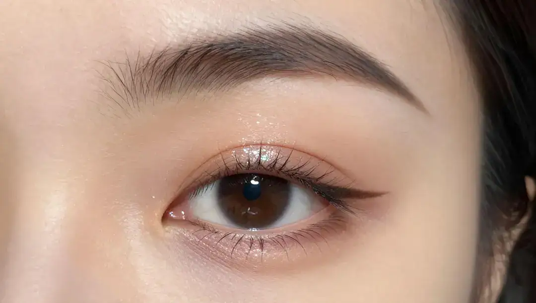 O truque com glitter que transforma seu olhar!