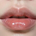 Gloss com partículas refletivas: descubra o segredo do brilho que transforma seu visual