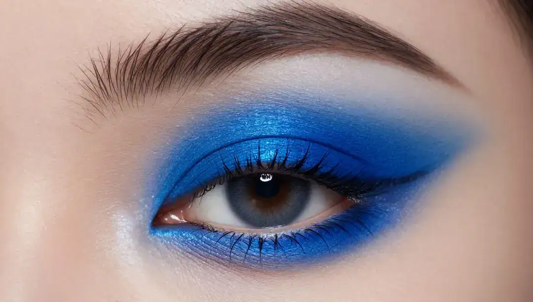 O truque da sombra azul que transforma seu olhar em segundos!