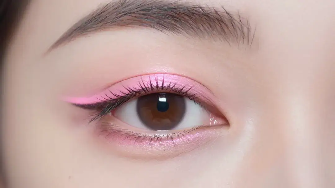 Você não vai acreditar: o delineado neon suave que muda seu olhar!