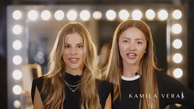 Imagem da página do curso Segredo da Beleza: duas maquiadoras em frente a um espelho de camarim