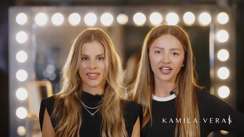 Imagem da página do curso Segredo da Beleza: duas maquiadoras em frente a um espelho de camarim