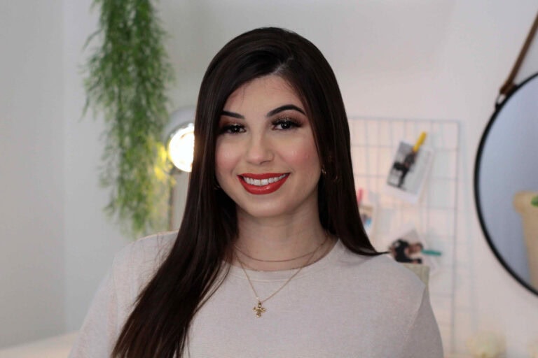 Nath Freire, maquiadora e professora do curso Automaquiagem